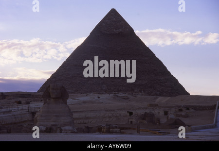 Grand Sphinx et pyramide de Khéphren Valley Temple Gizeh Le Caire République arabe d'Egypte Afrique du Nord Moyen-orient égyptien Banque D'Images