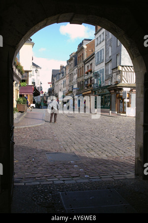 Vue caractéristique de Arch de Honfleur Manche La Manche Normandie France Europe du nord-ouest Banque D'Images