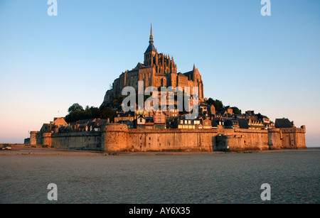 Vue sur le Mont Saint Michel Merveille de l'Ouest normandie manche La Manche North Western France Europe Banque D'Images