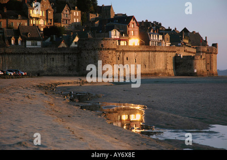 Vue sur le Mont Saint Michel Merveille de l'Ouest normandie manche La Manche North Western France Europe Banque D'Images