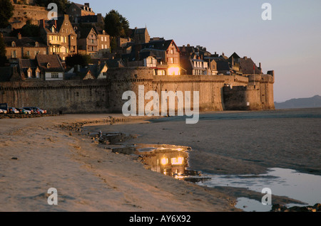 Vue sur le Mont Saint Michel Merveille de l'Ouest normandie manche La Manche North Western France Europe Banque D'Images