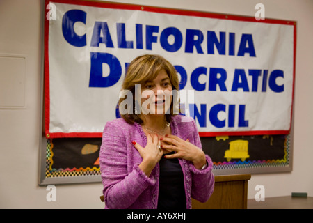 Membre du Congrès américain Loretta Sanchez démocrate parle à une réunion politique de la Californie Remarque banner en arrière-plan Banque D'Images