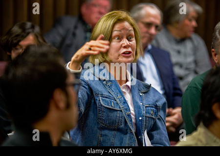 Une femme réagit négativement à l'Orateur une déclaration à une réunion politique de la Californie Note des expressions de l'auditoire Banque D'Images