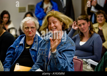 Une femme réagit négativement à l'Orateur une déclaration à une réunion politique de la Californie Note gamme d'expressions de l'auditoire Banque D'Images
