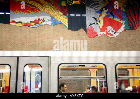 Bande dessinée murale dans la station de métro de Bruxelles Banque D'Images