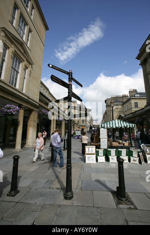Ville de Bath, en Angleterre. Les acheteurs et visiteurs l'affichage les étals du marché à l'angle de la baignoire et de blocage de rue. Banque D'Images