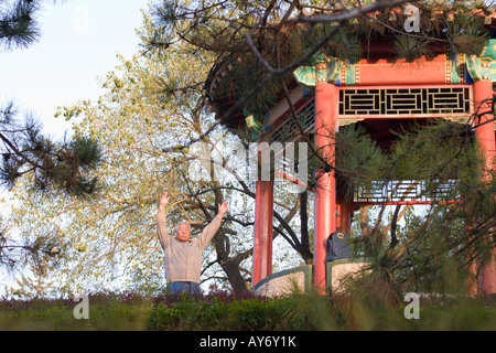 Beijing, un homme en faisant des exercices de Qigong Ritan park Banque D'Images
