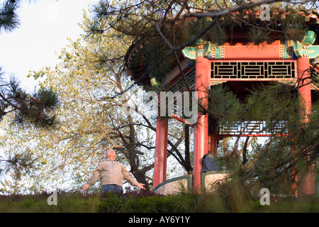 Beijing, un homme en faisant des exercices de Qigong Ritan park Banque D'Images