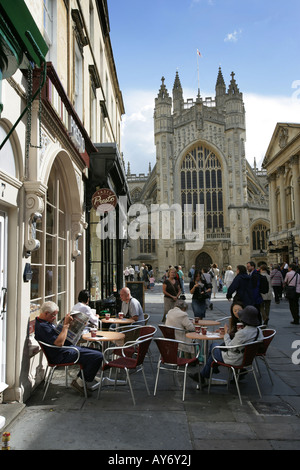 Ville de Bath, en Angleterre. Les acheteurs et visiteurs à cafés et restaurants sur Bath Street avec l'abbaye de Bath en arrière-plan. Banque D'Images