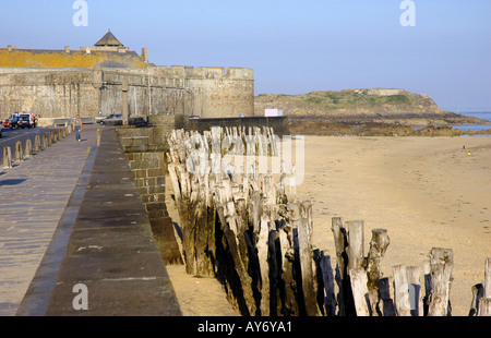 Vue panoramique du front de mer de Saint Malo Sant Maloù Breton Bretagne Manche La Manche North Western France Europe Banque D'Images