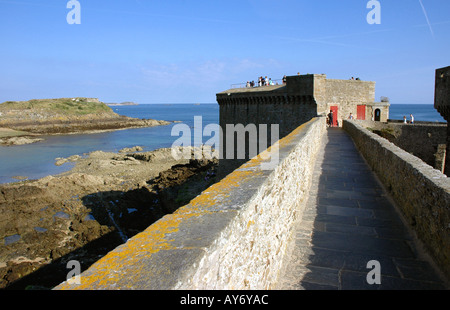 Vue panoramique du front de mer de Saint Malo Intra Muros Sant Maloù Breton Bretagne Manche North Western France Europe Banque D'Images