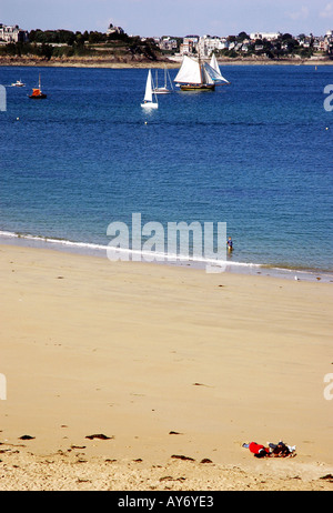 Vue panoramique de Saint Malo front de mer et plage Sant Maloù Breton Bretagne Manche North Western France Europe Banque D'Images