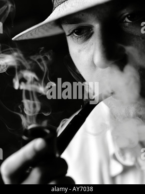 Portrait man smoking pipe Banque D'Images