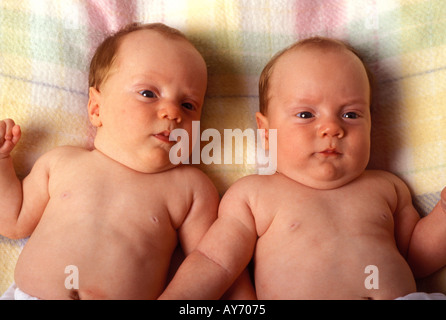 Garçons de bébé jumeaux Banque D'Images