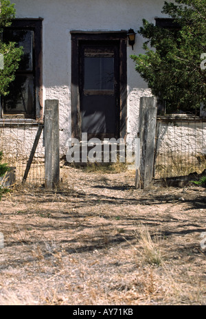 Une maison abandonnée disparaît sous le soleil du désert dans la région de Carrizozo, Nouveau Mexique. Banque D'Images