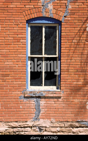 Une maison abandonnée dans l'estompe soleil du désert, à la célébration de Cinco de Mayo à Carrizozo, Nouveau Mexique. Banque D'Images