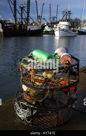 Les casiers et les bateaux de pêche dans la région de Yaquina Bay Newport Oregon Banque D'Images