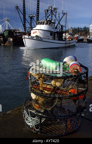 Les casiers et les bateaux de pêche dans la région de Yaquina Bay Newport Oregon Banque D'Images