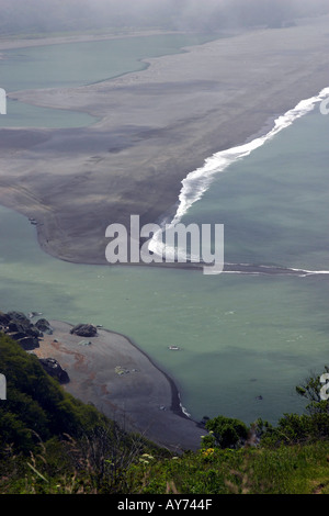 Embouchure de la rivière Klamath depuis un belvédère en Californie Banque D'Images