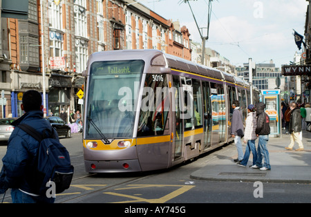 Le tramway LUAS avec lisse argent carrosserie sont exploités par Connex Transport à Dublin Ireland Banque D'Images