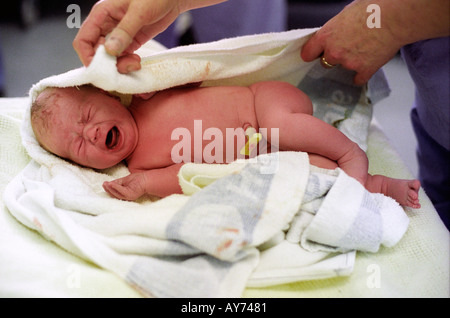 Bébé nouveau-né pleure d'être enveloppé dans une couverture. Banque D'Images