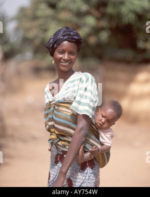 La mère et l'enfant du Village, village africain, composé Juffure, Rive Nord, République de Gambie Banque D'Images