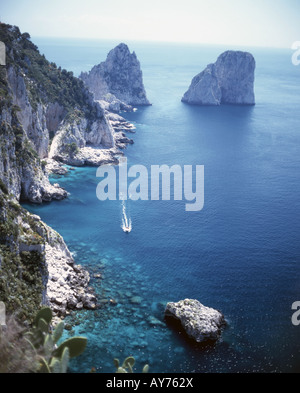 Les Faraglioni et le littoral, à l'île de Capri, Domaine des Alysses, Italie Banque D'Images