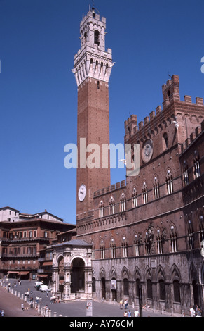 Vue sur le Palazzo Pubblico, Piazza del Campo, Sienne (Sienne), Toscane, Italie Banque D'Images
