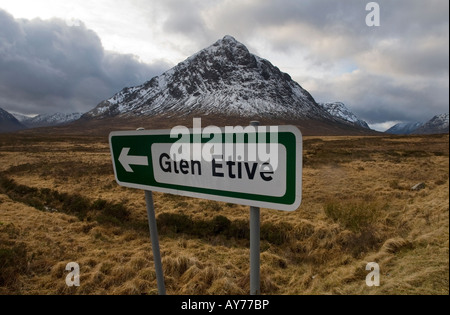 Poteau de signalisation pour Glen Etive sur th A82 road, Buachaille Etive Mòr Mountain en arrière-plan Banque D'Images