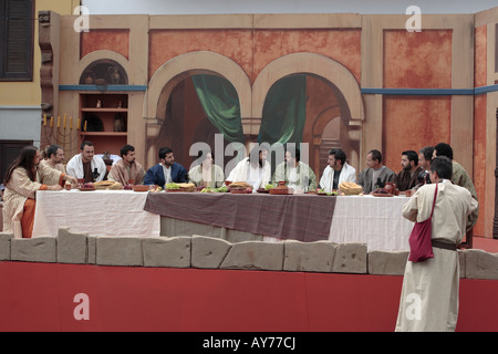 Acteurs jouant Jésus et ses 12 disciples s'asseoir pour mettre la dernière Cène dans la Passion Play, Adeje, Tenerife, Canaries Banque D'Images