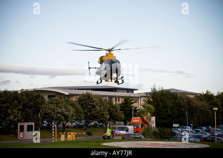 L'Hôpital général Air-Ambulance Eastbourne East Sussex UK Helicoptor-Air-ambulance médecins médecins malades malades blessés Helipad Banque D'Images