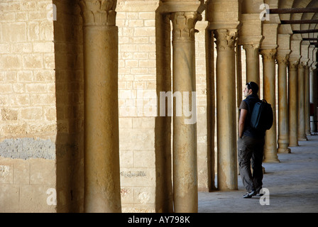 Jeune homme dans la Grande Mosquée ou Mosquée Sidi Oqba Kairouan Tunisie Banque D'Images