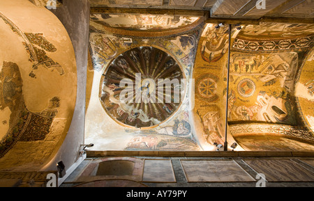 Vierge à l'enfant en contexte exécutés en mosaïques d'or le saint pair sont entourés de saints dans le nord du narthex intérieur dome Banque D'Images