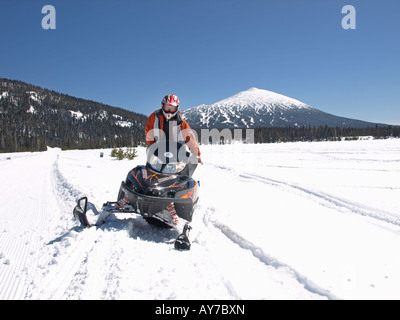 Un motoneigiste chefs d'Elk Lake Resort de Mount Bachelor Ski Area le long de la route des lacs en cascade Banque D'Images