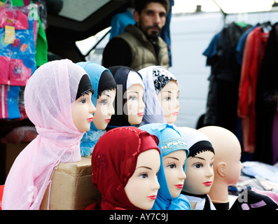 Commerçant présentant des rangées de porter un hijab poupées de couleur à l'hijab Fashion Shop dans la banlieue de Göteborg, Suède Banque D'Images