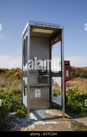 Le Nord du Pays de Galles UK Mars un téléphone public fort sévèrement vandalisé Banque D'Images