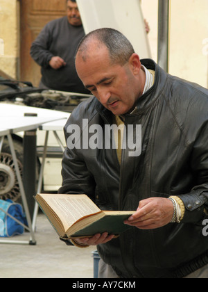 La lecture de l'homme en livres d'occasion, marché aux puces, Palma Banque D'Images