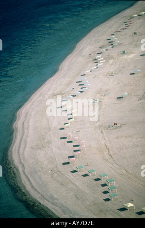 Vue aérienne de la plage port de la mer Rouge, golfe d'Aqaba pour les nageurs des cabines colorées montrant sur le sable de cette zone de villégiature Banque D'Images