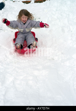 Fille sur luge Banque D'Images