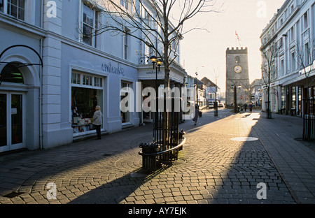High Street et St Leonards Tower, Newton Abbot, Devon, England, UK Banque D'Images