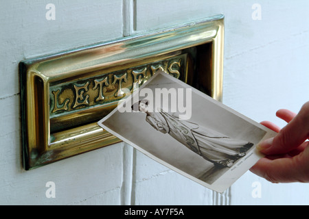 Carte postale vintage de Mlle Dora Langham d'être affecté par de vieux Letterbox Banque D'Images