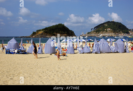 Vue panoramique de l'île Santa Clara en plein milieu de la Bahia de la Concha Donostia San Sebastian Pays Basque Espagne España Europe Banque D'Images