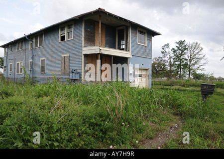 Endommagé par l'ouragan Katrina, une maison abandonnée à la Nouvelle-Orléans" 9e Ward tel qu'il était plus de deux ans plus tard. Banque D'Images