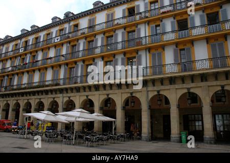 Bâtiment coloré caractéristique du vieux quartier Parte Vieja Donostia San Sebastian Pays Basque Espagne Europe Golfe de Gascogne Banque D'Images