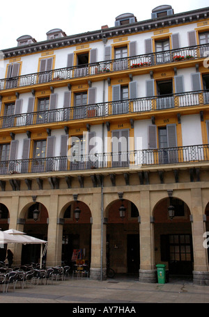 Bâtiment coloré caractéristique du vieux quartier Parte Vieja Donostia San Sebastian Pays Basque Espagne Europe Golfe de Gascogne Banque D'Images