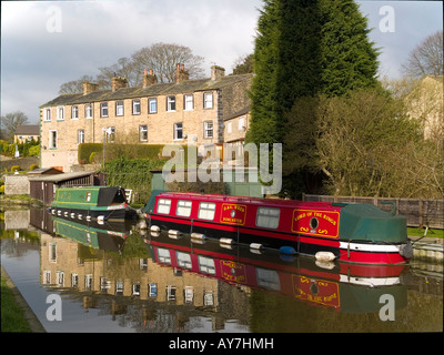 Peint en rouge et vert étroit canal bateaux amarrés sur le canal de Leeds et Liverpool à Skipton West Yorkshire Banque D'Images