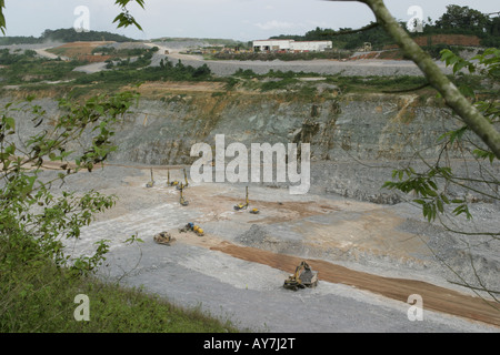 Aperçu de la mine d'or à ciel ouvert de surface, avec la préparation de forage et dynamitage, l'exploitation minière au Ghana Banque D'Images