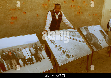 Ancien prisonnier politique prenant tour de la prison de Robben Island, Afrique du Sud Banque D'Images