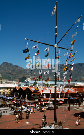 Les drapeaux volent d'un mât au Victoria and Alfred Waterfront, Cape Town, Afrique du Sud Banque D'Images