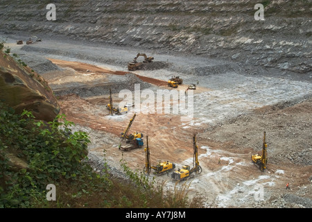 Aperçu de la mine d'or à ciel ouvert de surface, avec la préparation de forage et dynamitage, l'exploitation minière au Ghana Banque D'Images